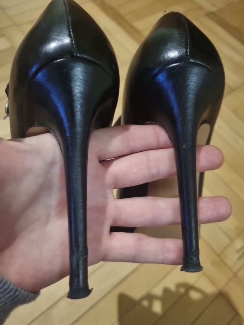 Шкіряні туфлі на шпильці