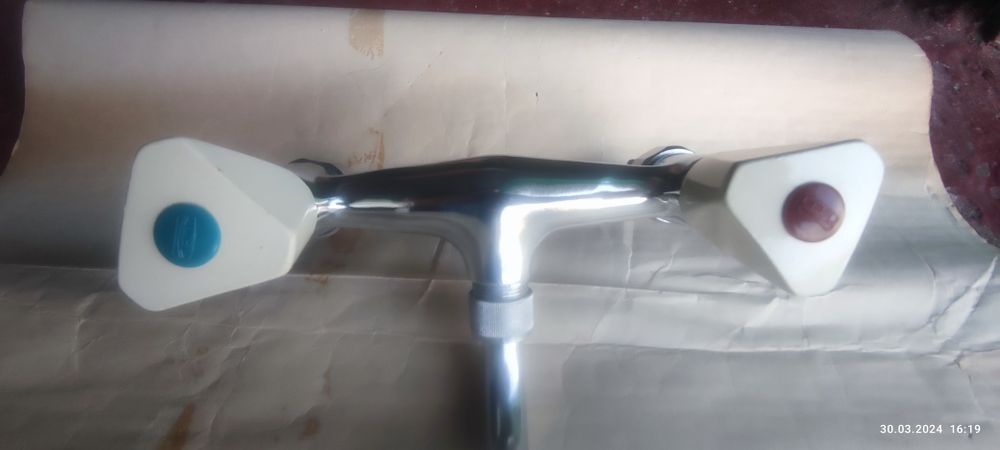 Змішувач настінний для раковини,чи ванни