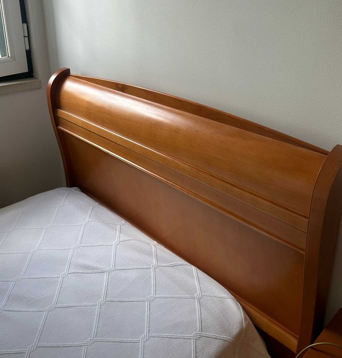 Cama de Solteiro em Madeira em Ótimo Estado