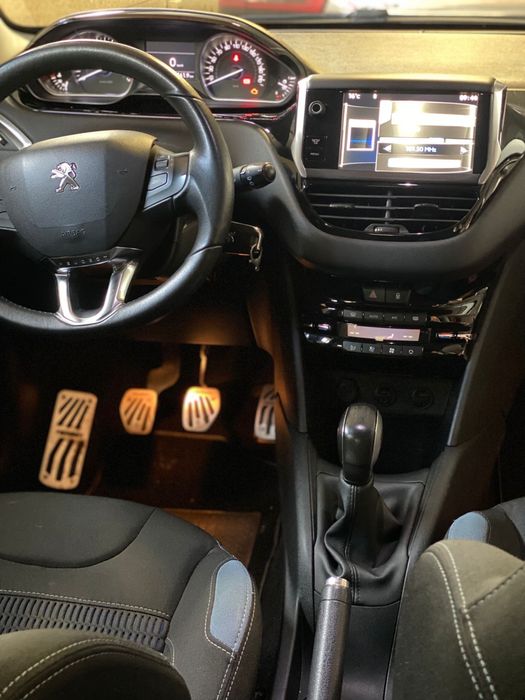 Peugeot 208 gt line 1.2