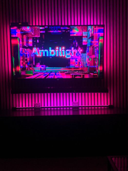 Philips Hue White and Colour Ambiance Play gradient  65"