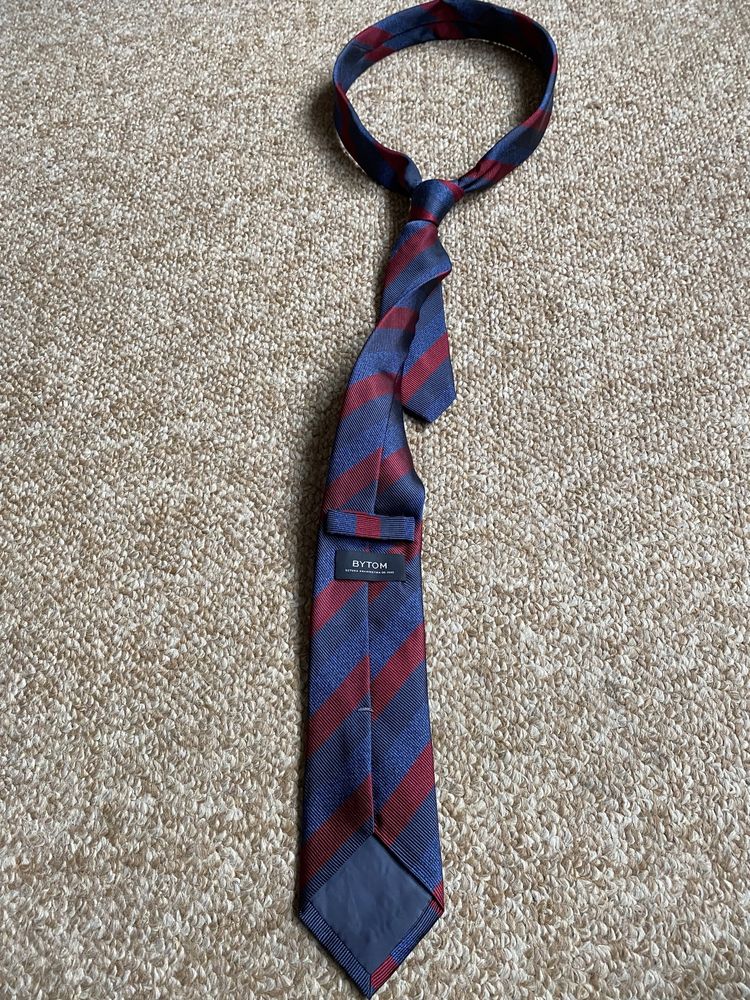 Męski krawat w paski