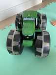 Traktor Tomy John Deere swiecace kola opony teczowe dzwiek swiatlo