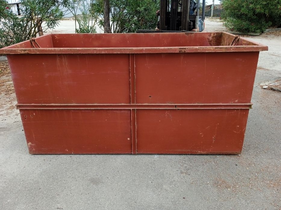 Vende-se tina para uva
