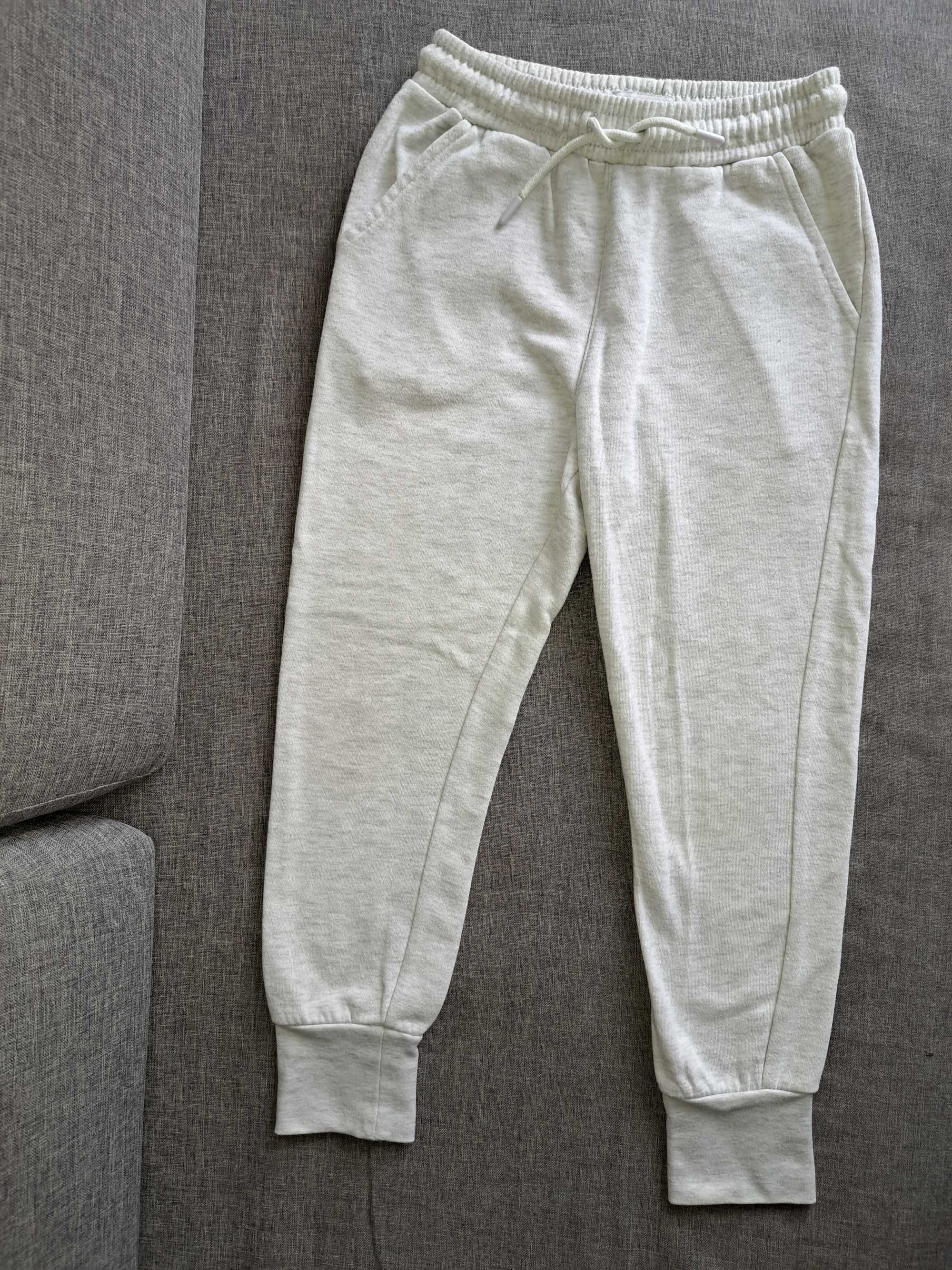 Spodnie dresowe ocieplane dresy jogger Reserved 134 cm szare.
