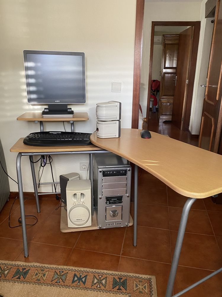 Mesa de computador / secretária
