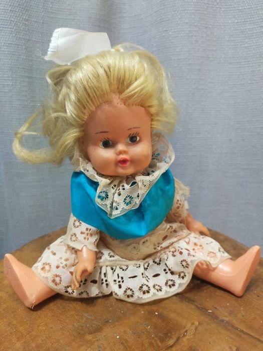 Stara lalka z czasów PRL-u