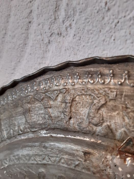 Prato metálico decorativo