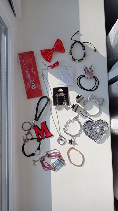 Лот жіночих прикрас / біжутерія/аксесуари для волосся/браслети/брелок