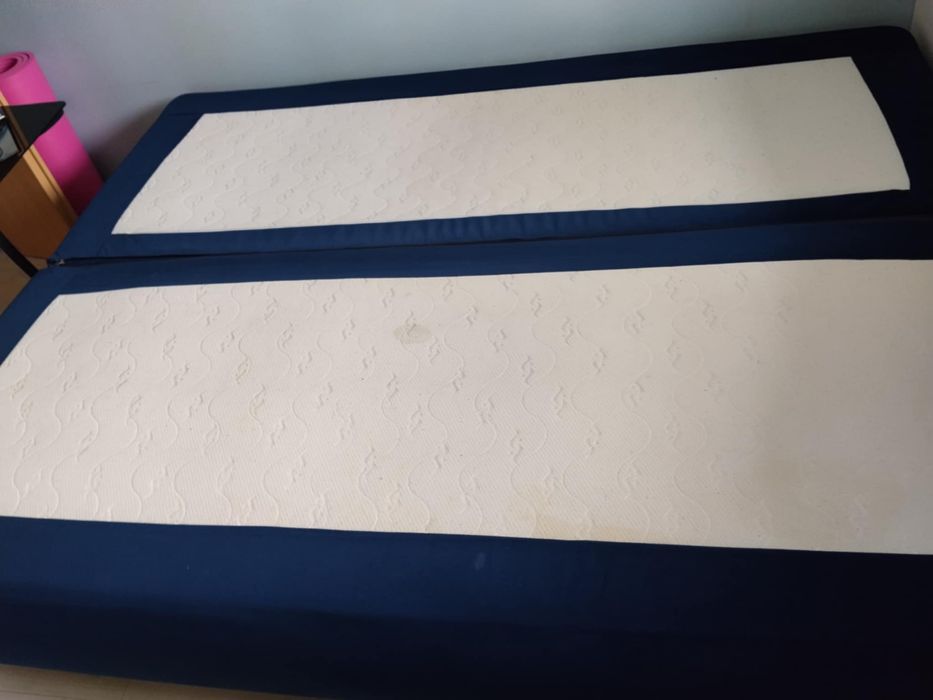 Granatowa sofa rozkladana