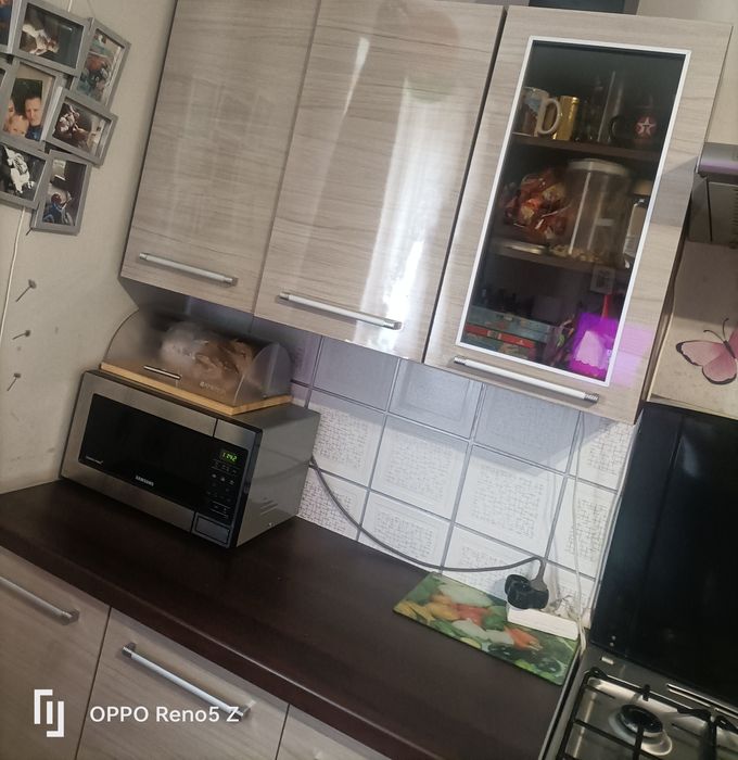 Zestaw mebli kuchennych wraz z kuchenka okapem zlewem