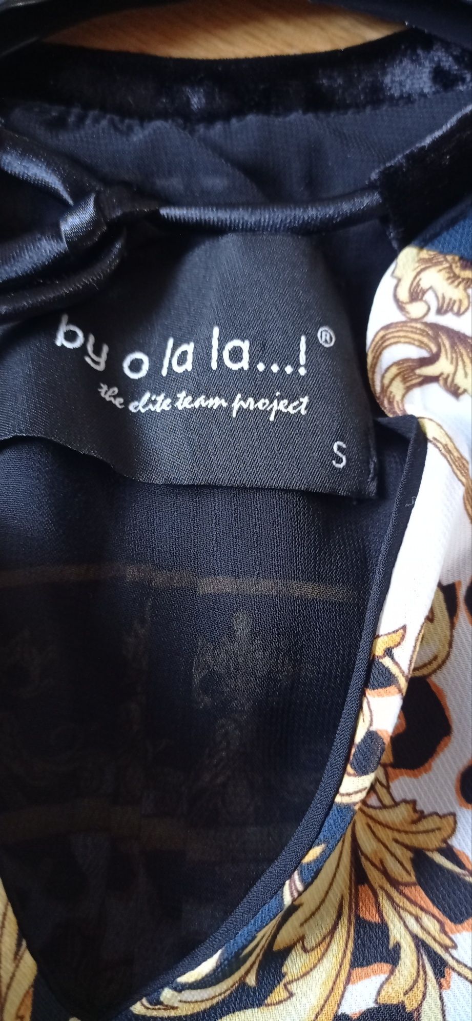 By o la la krótka sukienka, odkryte ramiona, długi rękaw, r. S