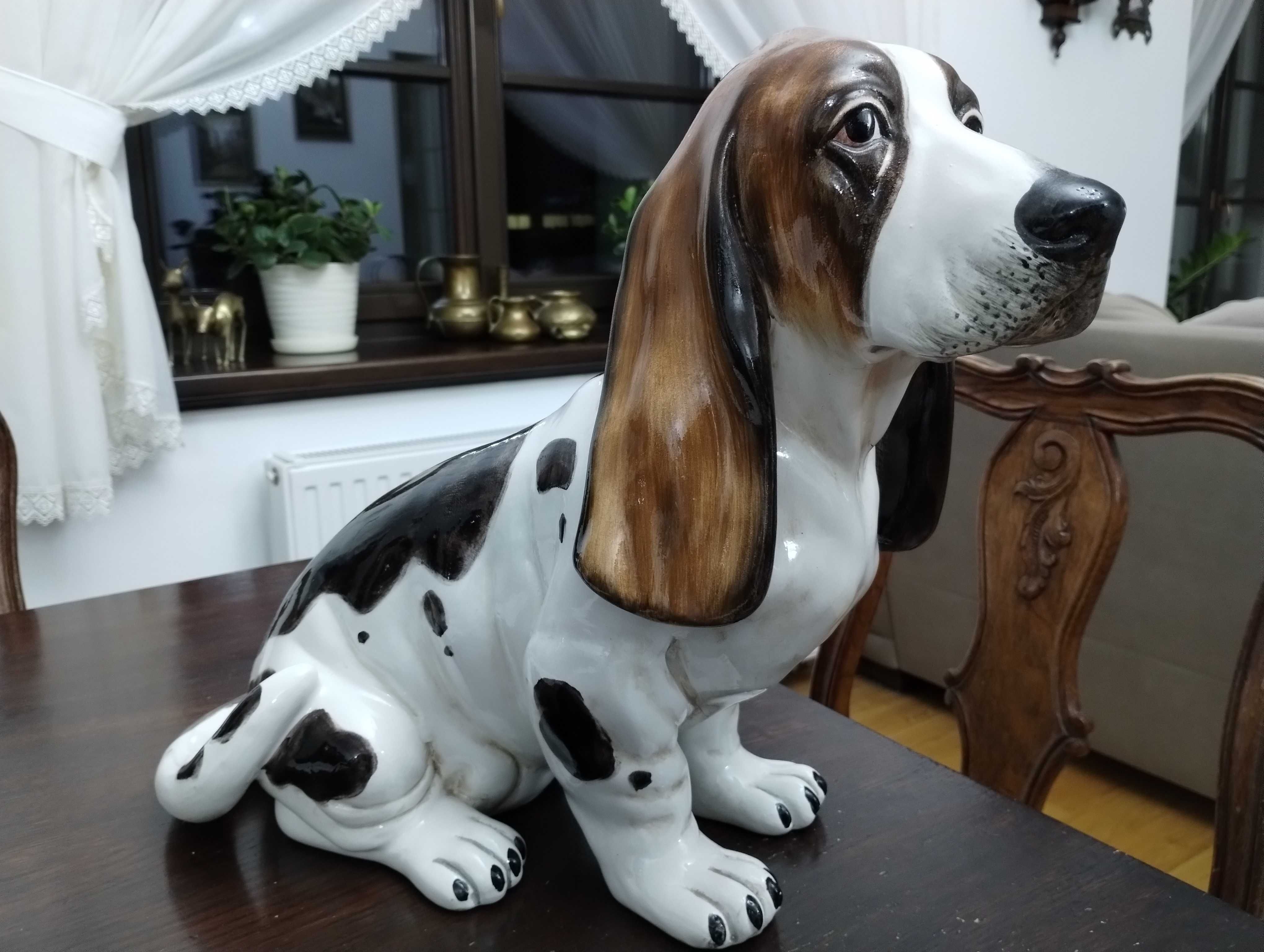 Pies z porcelany Basset Hound z włoskiej ceramiki.