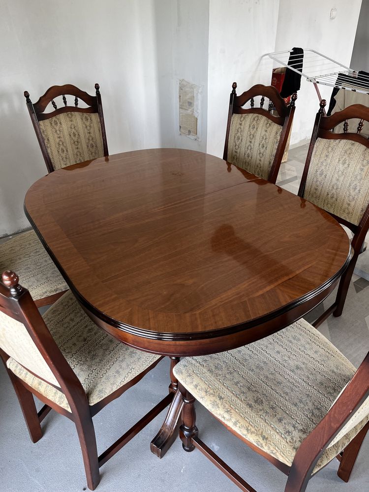 Stół z krzesłami w starym stylu