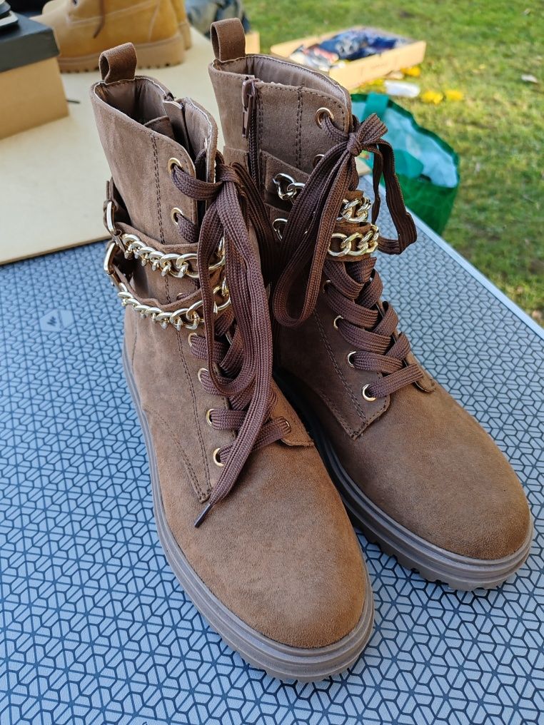 Botas em pele, com correntes douradasNovas 39