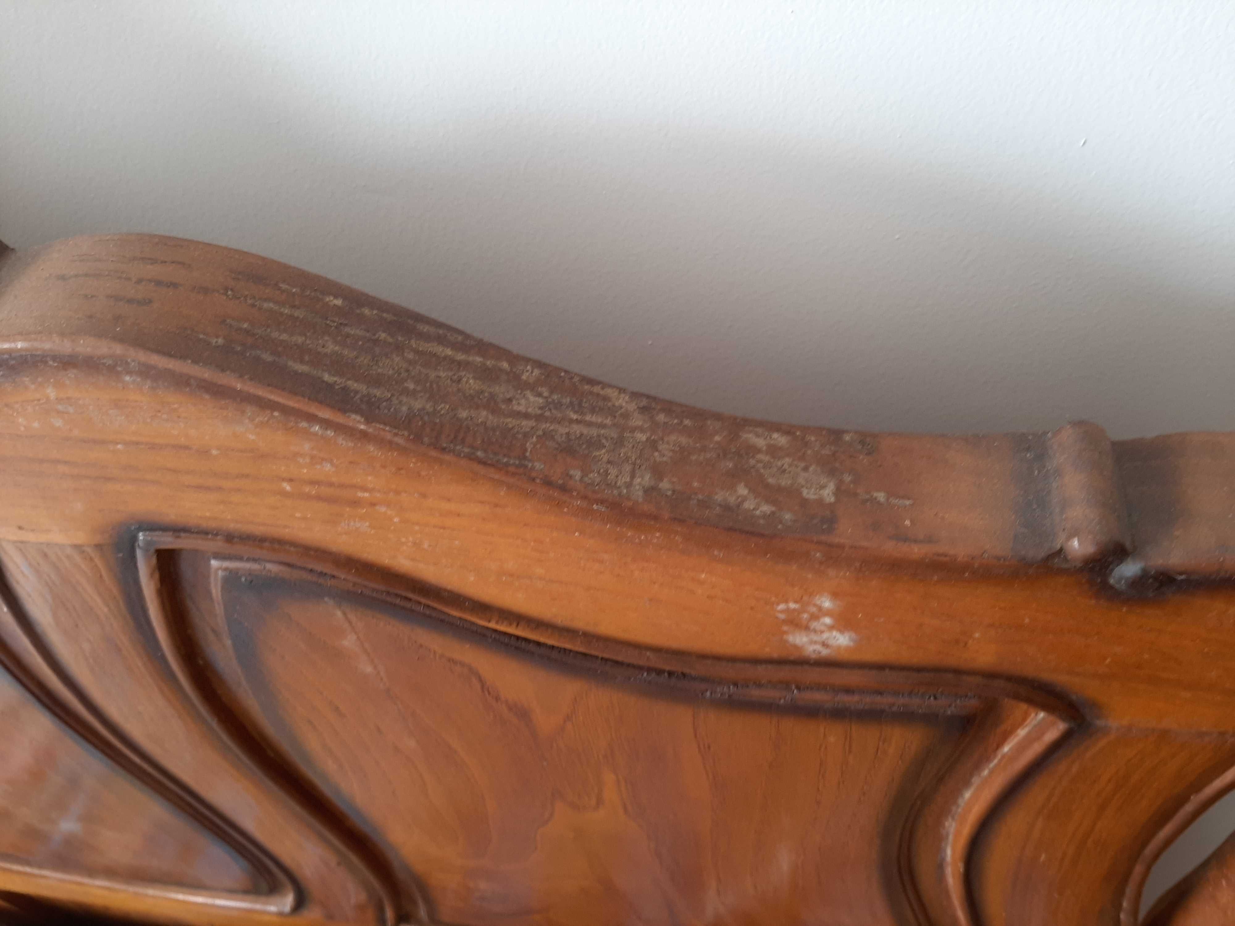 Cama antiga estilo Queen Anne