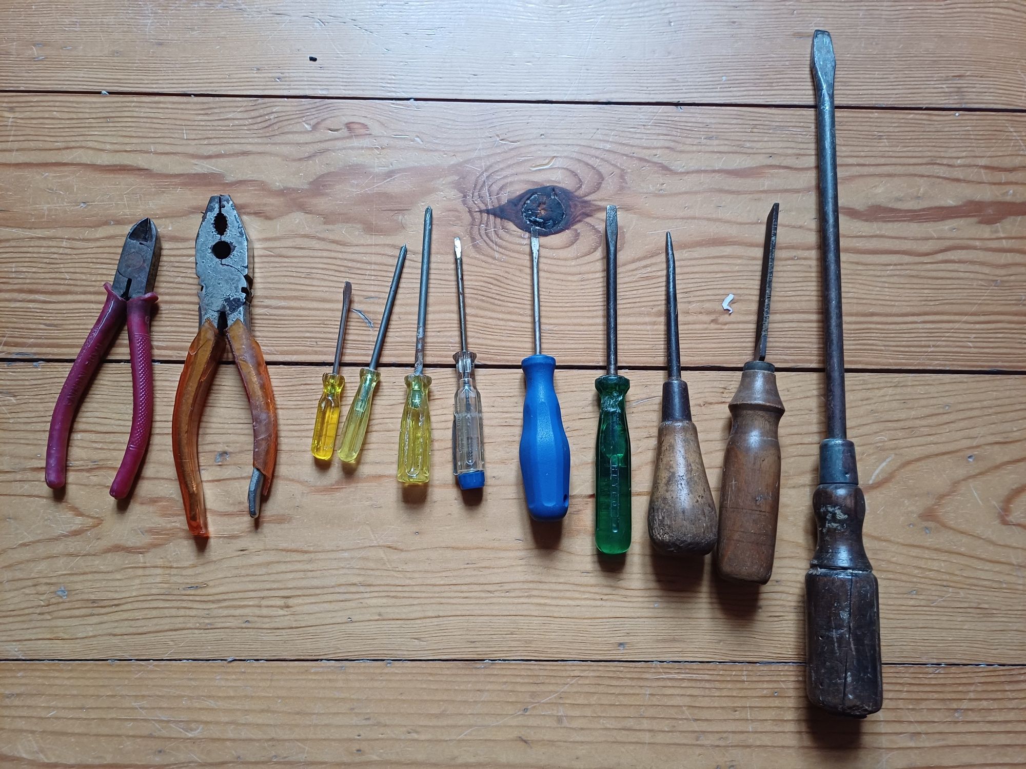 Conjunto de ferramentas funcionais: chaves de fendas e alicates