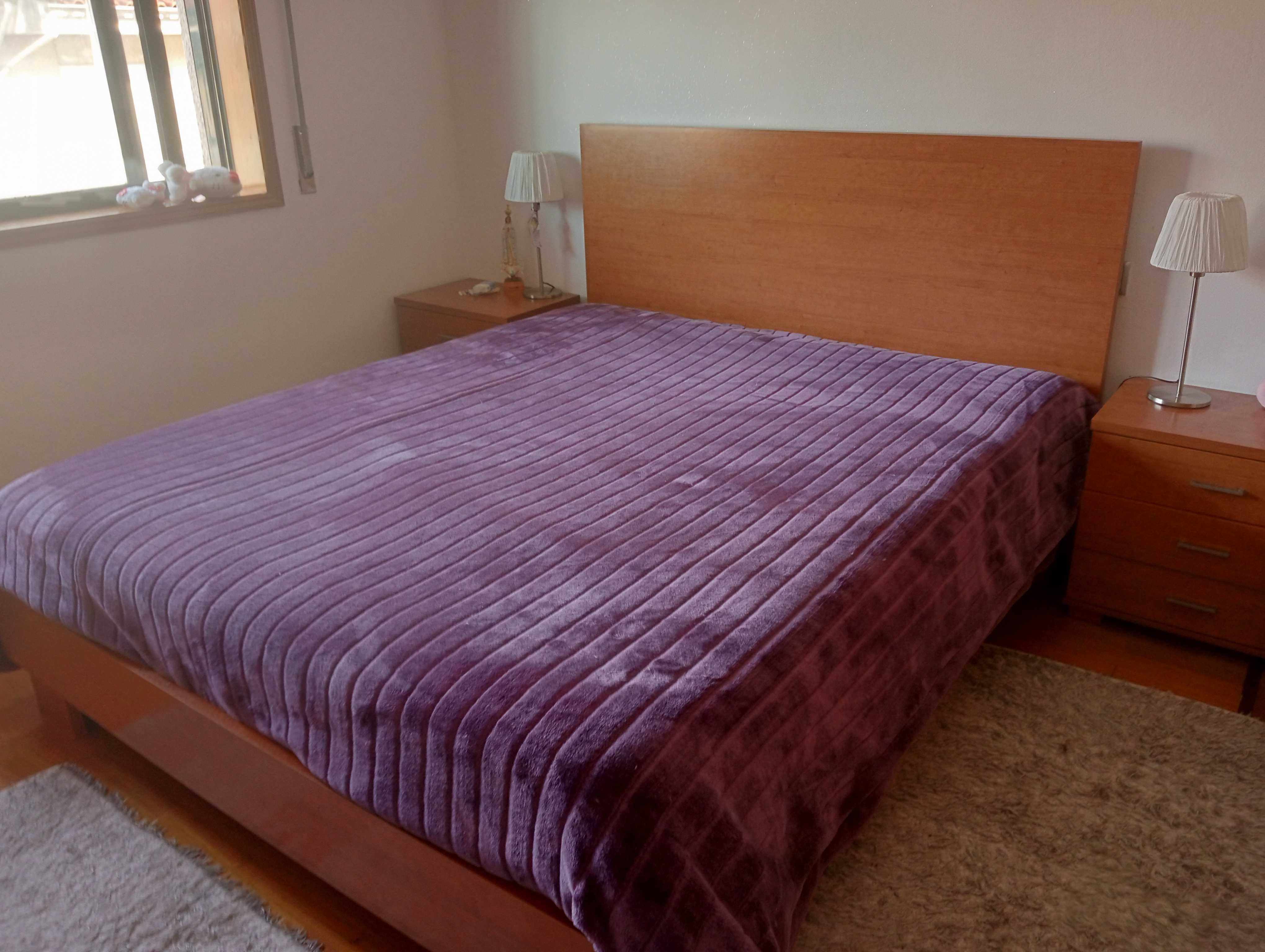 Cama com colchão e mesinhas. Cabeceira