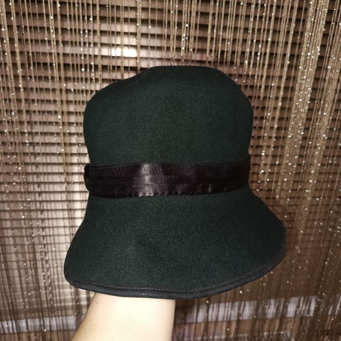 Жіночий метровий капелюх