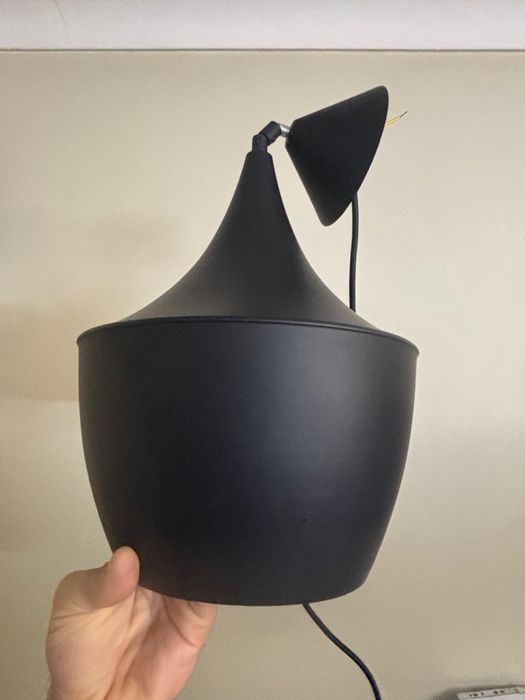 Candeeiro de tecto preto mate com interior em dourado.