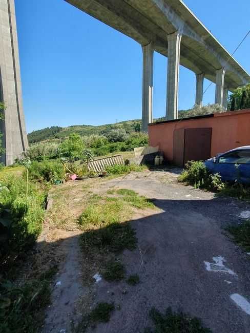 Prédio com 4 apartamentos + 2 Moradias, com 2 apartamentos cada uma