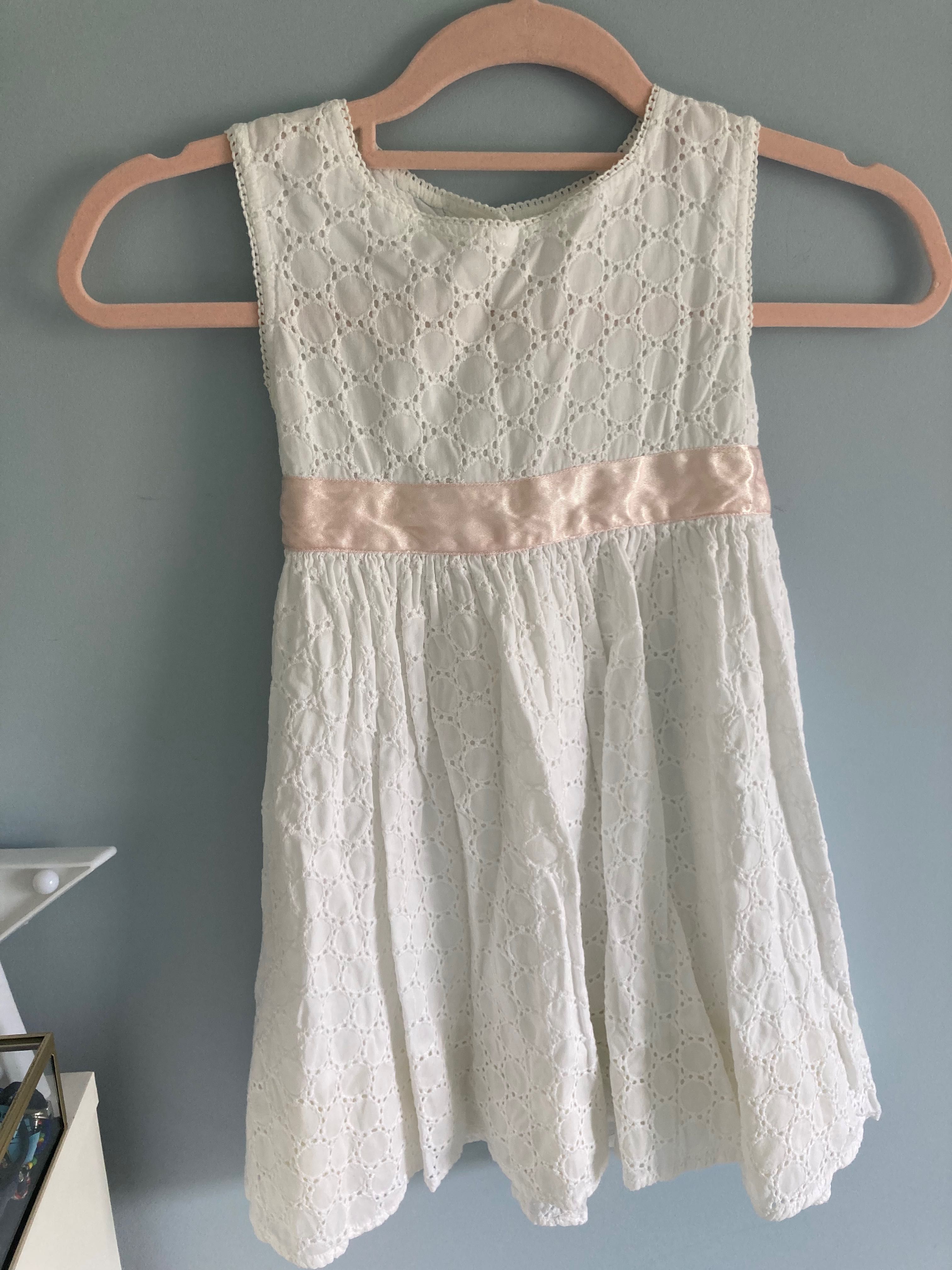 Vestido branco com fita rosa