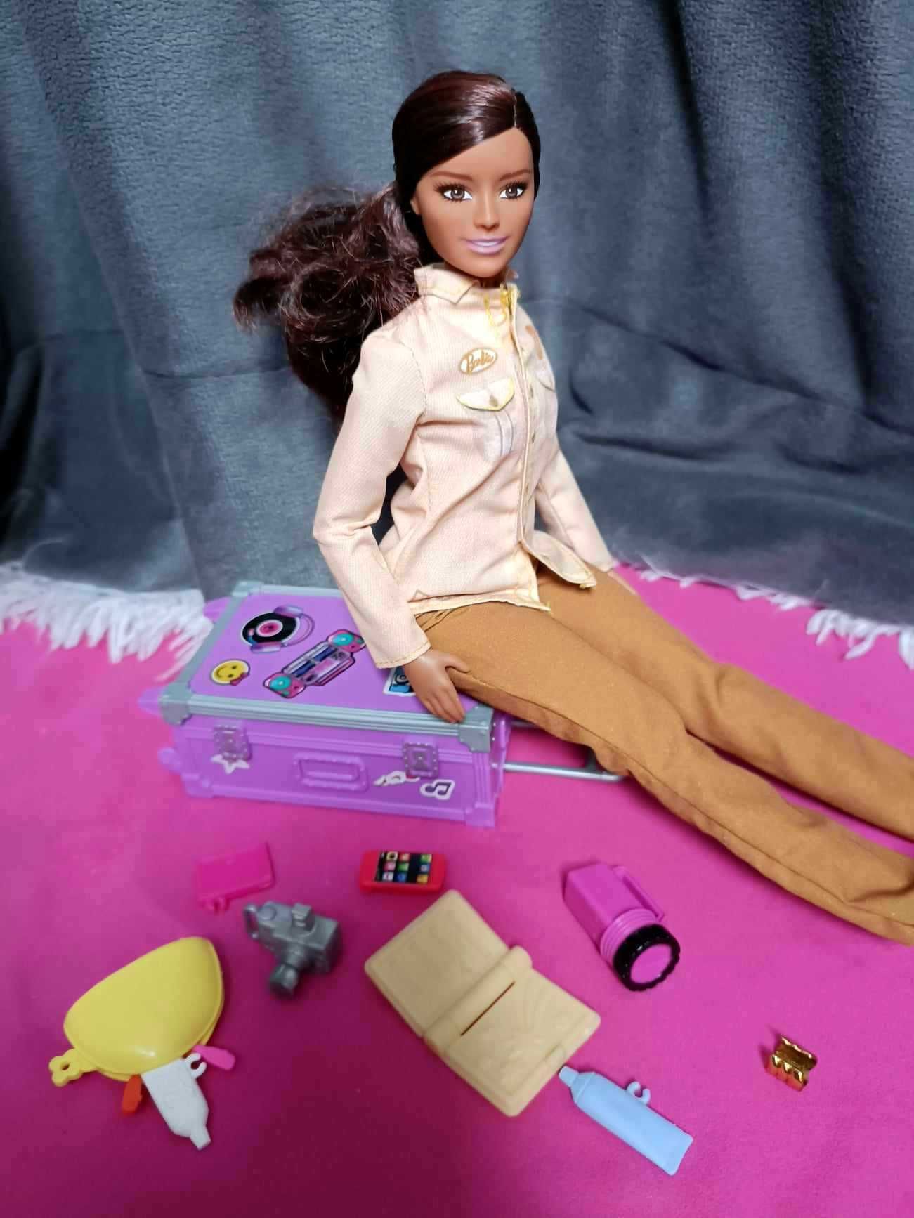Lalka Barbie Podróżniczka + walizka / Mattel
