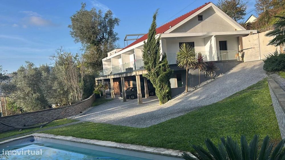 Moradia V5 com Piscina Privada na Montanha – Um Refúgio, Um Investimen