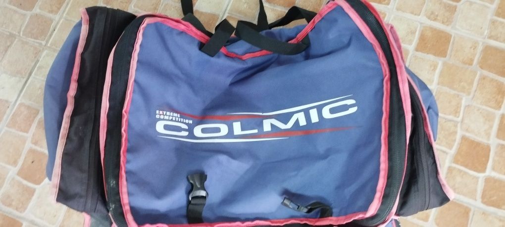 Alcofa Colmic com 2 bolsas laterais e uma frontal.