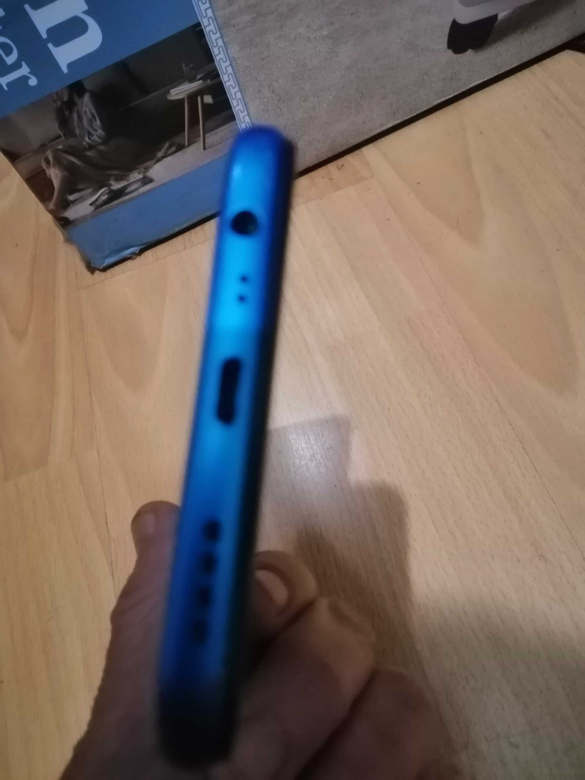 Realme C3  3/64 ГБ цена 2800 майже новий,