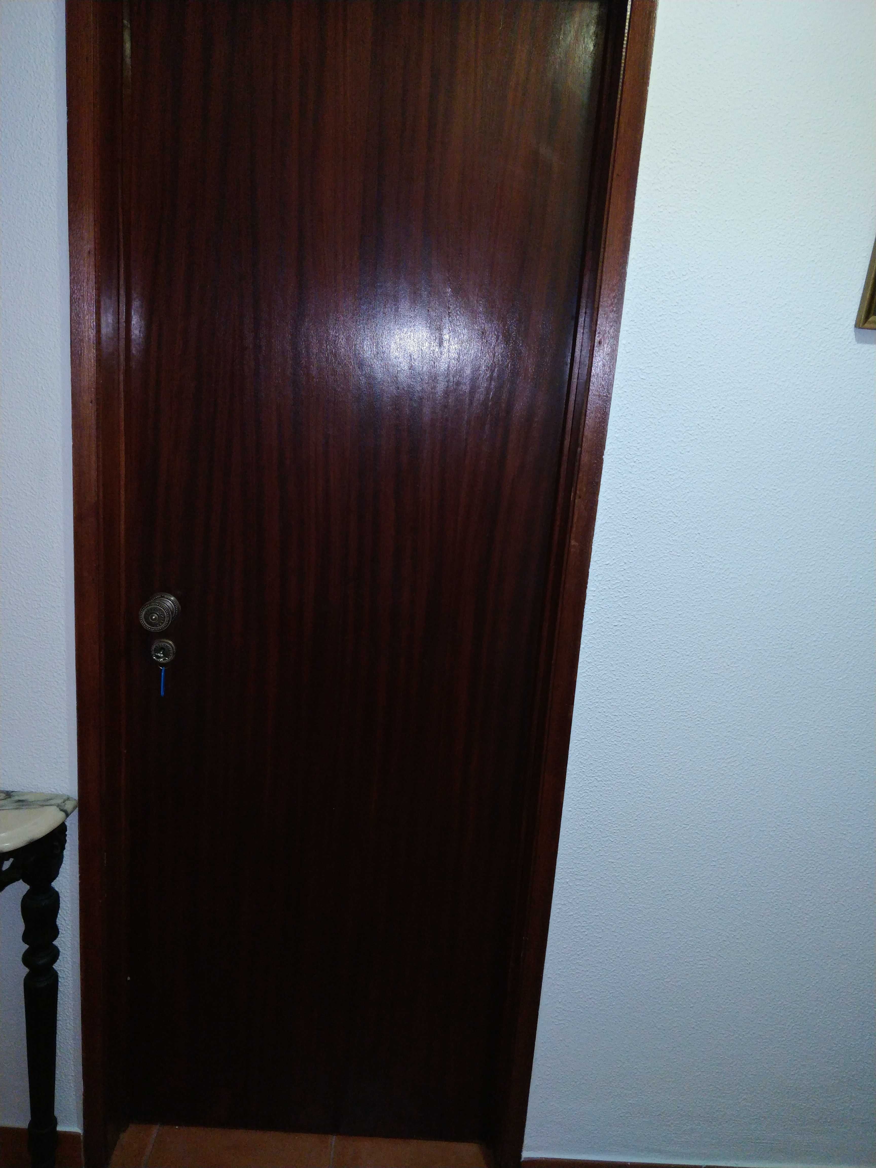 Janela de sala em mogno