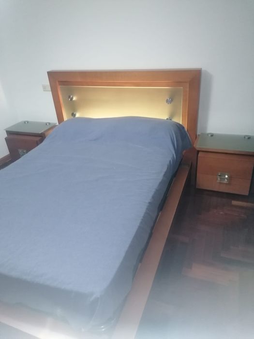 Cama, colchao e mesas de cabeceira
