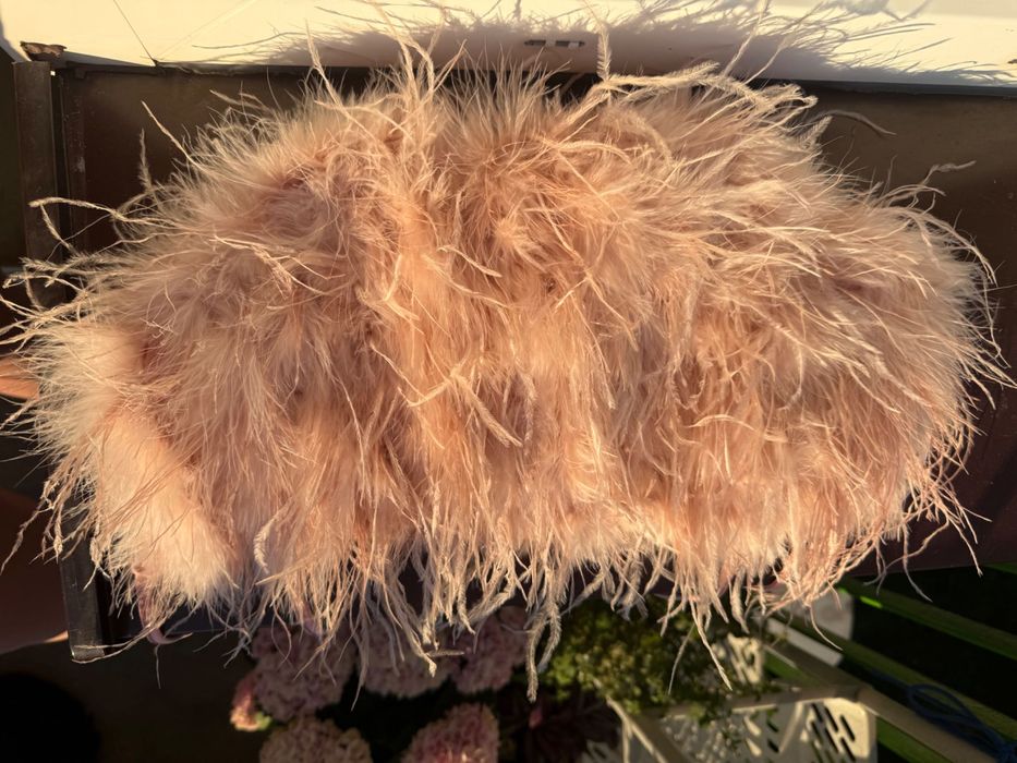 Luksusowy top z piór Club L piora feather crop top