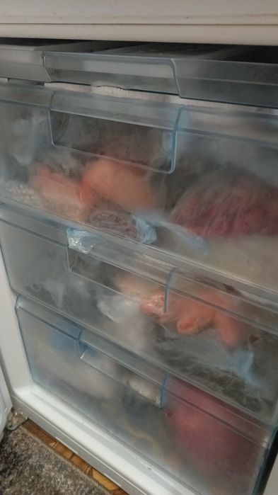 Холодильник BOSCH в полностью рабочем состоянии.