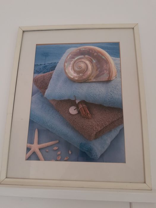 Quadros com molduras e gravuras