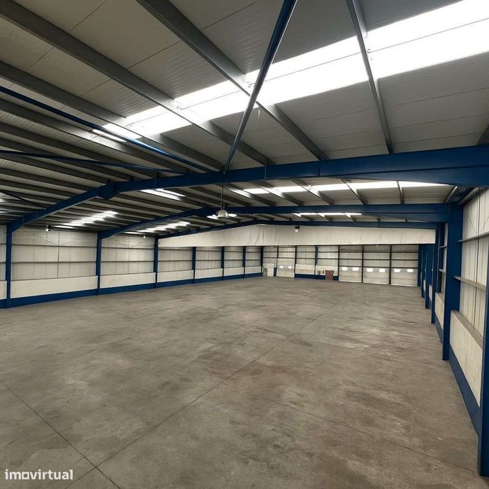 Armazém para arrendar 1800 m2 em Torres Vedras | com cais