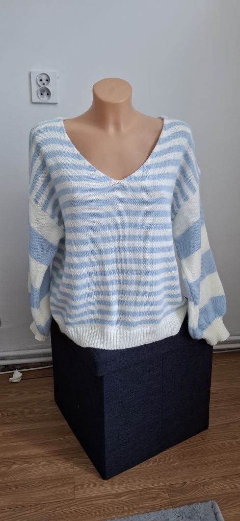Sweter w paski biało-niebieski z dekoltem V – wiosenny, oversize, stan