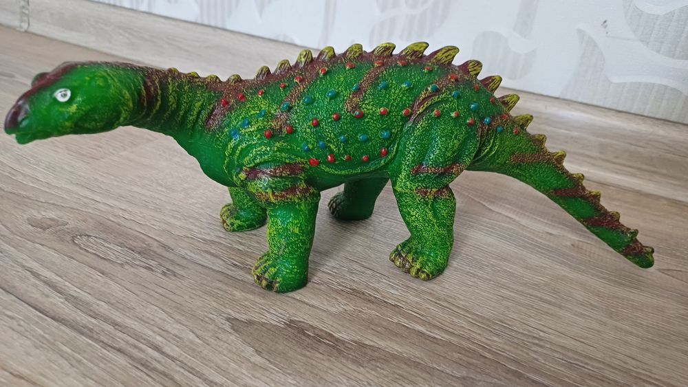 Іграшкові динозаври.