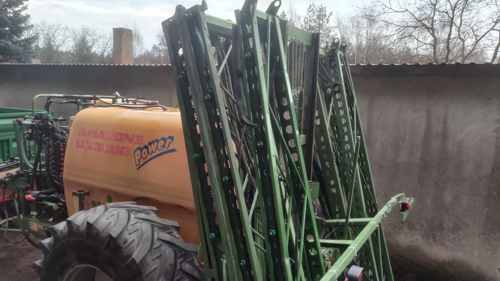 Opryskiwacz ciągany AMAZONE UG 3000 18m. szer.