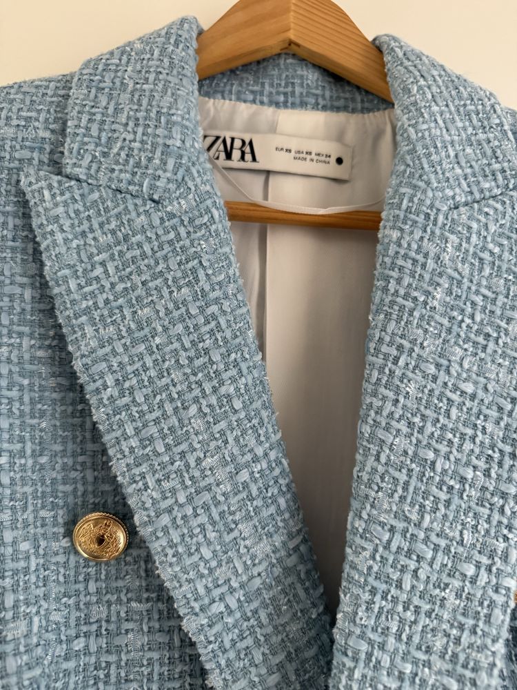 Blazer azul com botoes dourados