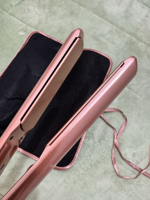 Prancha de cabelo com estojo