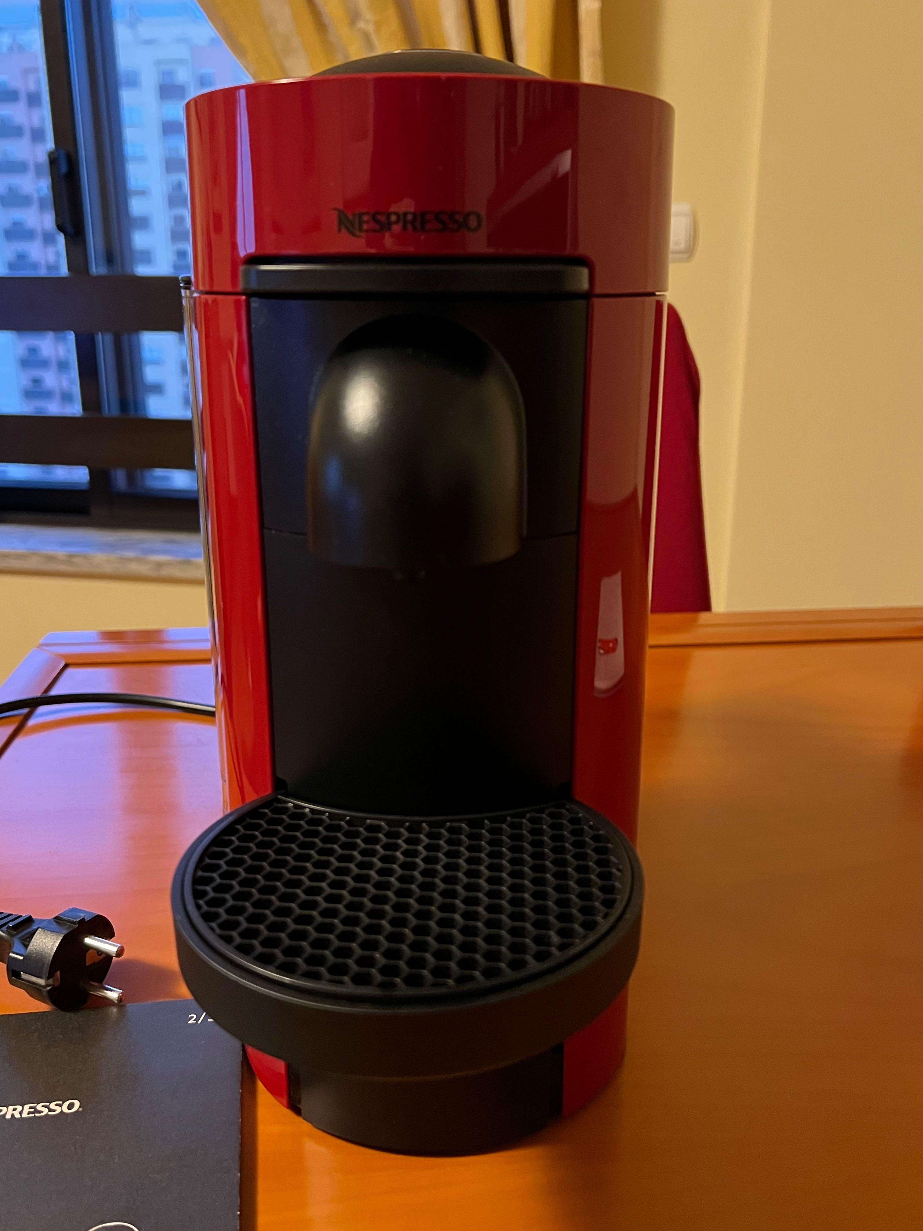 Máquina de Café NESPRESSO