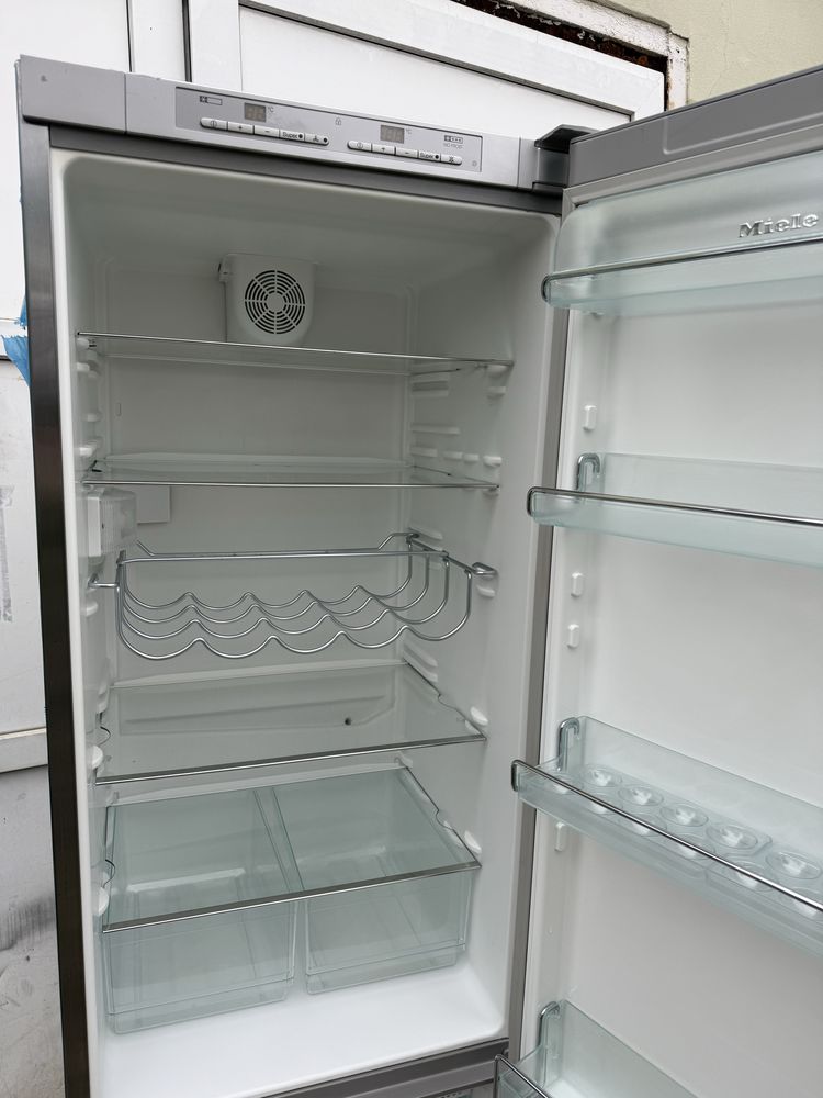 Холодильник з нержавіючоі столі 2м Miele KFN8762