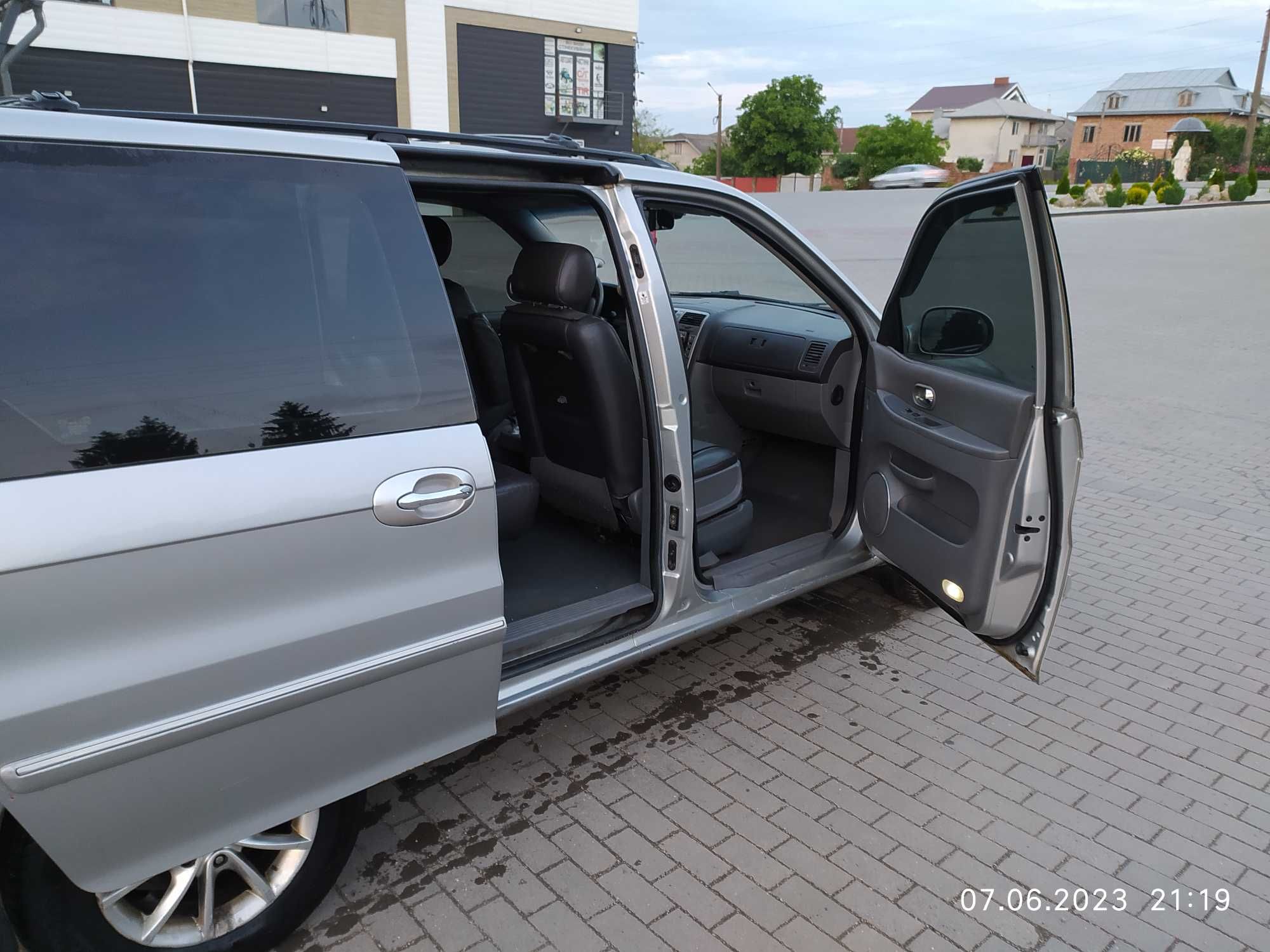 Продам Kia Carnival