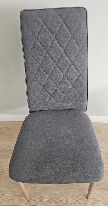 Mesa de jantar com tampo em vidro disponível em Glória do Ribatejo