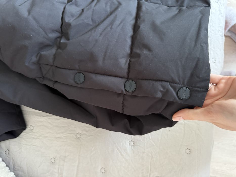 Жіночий пуховик бренду DKNY