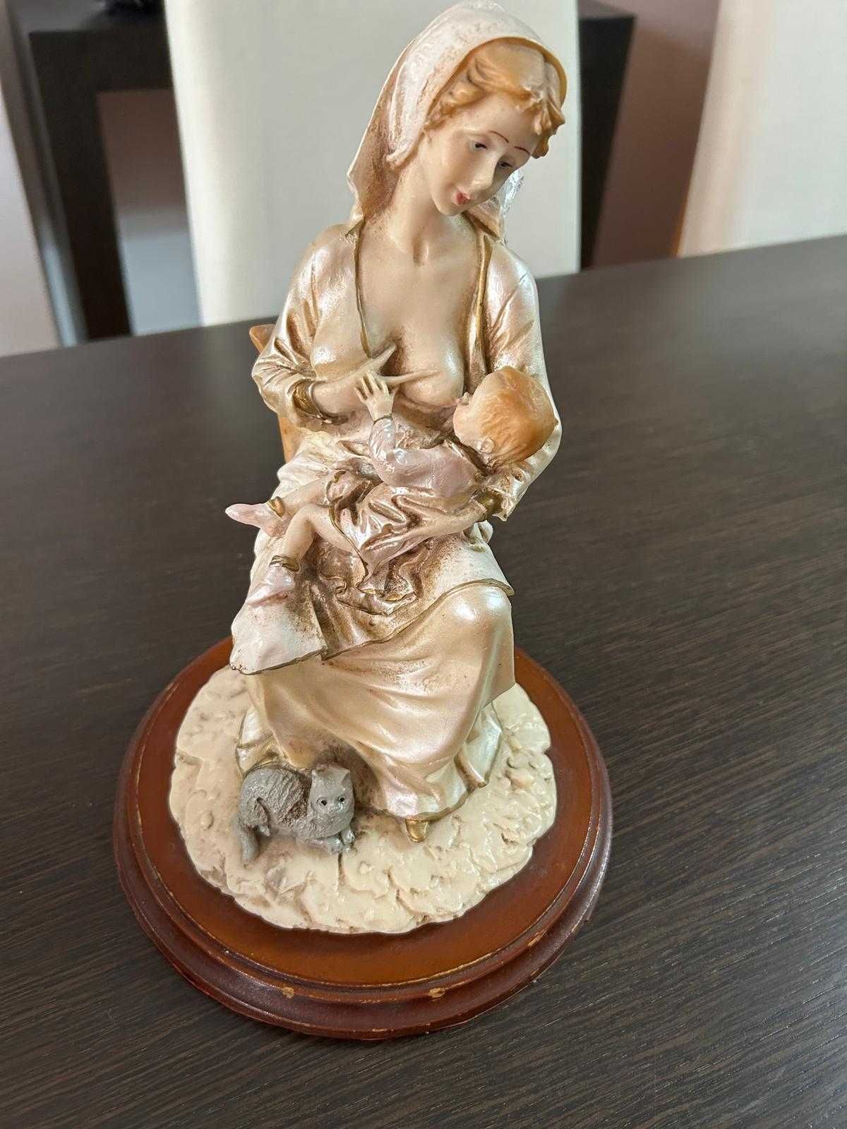 Estatueta em marfinite Mãe Pobre