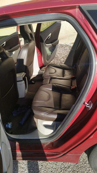 Volvo V40 2014, com 233 000 kms e inspeção realizada