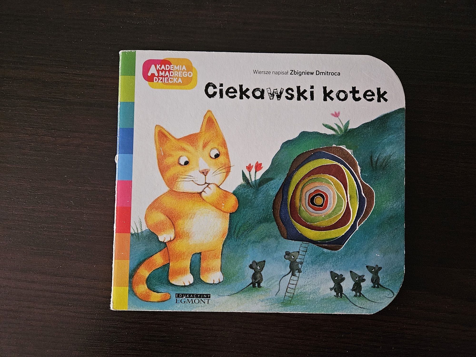 Książka z dziurką Ciekawski kotek + gratis