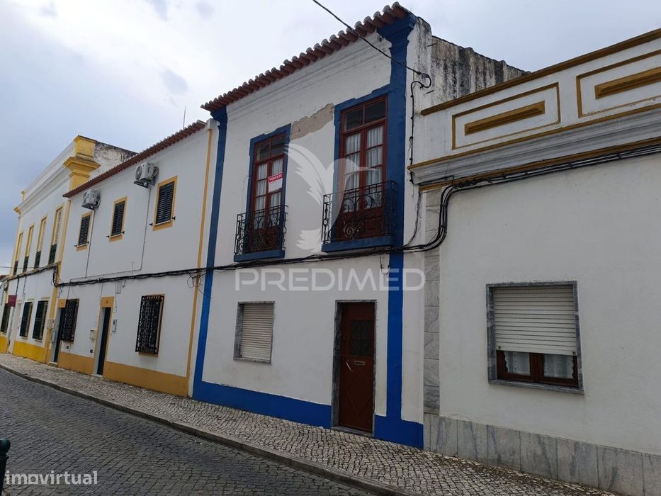 Prédio Senhorial de 3 Pisos no Centro de Ferreira do Alentejo
